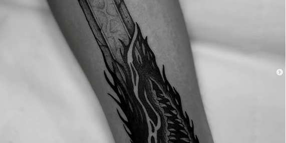 Tatouage blackwork réalisé sur avant-bras chez HOBOH à Aix-en-Provence par GERME HAINE